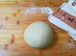 撒少许面粉案板上面，取出荞麦面团揉成光滑面团