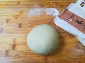 撒少许面粉案板上面，取出荞麦面团揉成光滑面团