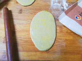 取一份幹成椭圆形，刷一次食用油，我家里就剩下菜籽油，所以是黄色的