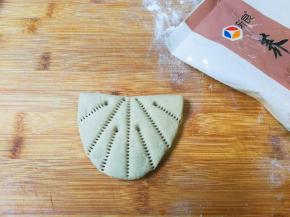 用洗净的新梳子压出花纹