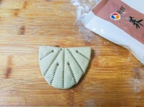 用洗净的新梳子压出花纹