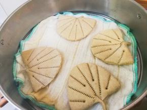 放入蒸锅醒发一小时左右，发酵一倍大表面湿润开始蒸，蒸二十分钟焖五分钟