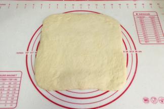 把发酵好的面团取出按压排气，可以用擀面杖稍稍擀开排气。