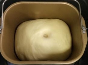 面团发至2～2.5倍大，手指沾面粉戳孔，不塌陷不回弹即可。