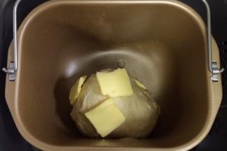 揉至15分钟左右，面团成型，加入黄油继续揉面。