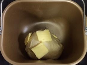 揉至15分钟左右，面团成型，加入黄油继续揉面。