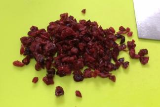 趁面片冷冻的时候把蔓越莓稍微切碎下。