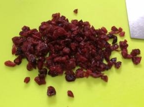 趁面片冷冻的时候把蔓越莓稍微切碎下。