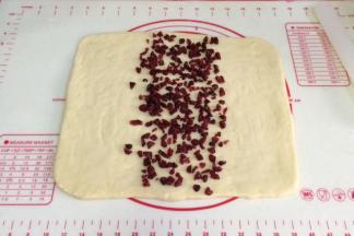 往面片中间撒上切好的蔓越莓。