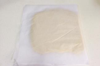 用油纸包好面片，放入冰箱冷冻松弛20分。（冷冻是为了后面好整形，冻到面团变硬但是可以擀开的程度，具体时间长短会受由面团厚度和冰箱温度来决定）