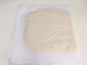 用油纸包好面片，放入冰箱冷冻松弛20分。（冷冻是为了后面好整形，冻到面团变硬但是可以擀开的程度，具体时间长短会受由面团厚度和冰箱温度来决定）