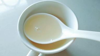 发酵粉放入温水中，搅拌融化。