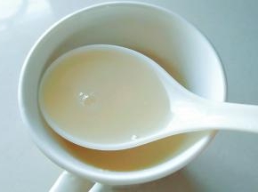 发酵粉放入温水中，搅拌融化。