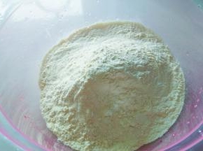 准备面粉。