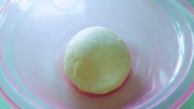 面粉中加入发酵粉揉成软硬适中的面团，盖上保鲜膜进行发酵。