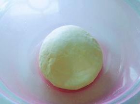 面粉中加入发酵粉揉成软硬适中的面团，盖上保鲜膜进行发酵。