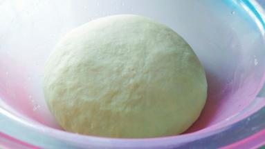 发酵后的面团成双倍大。