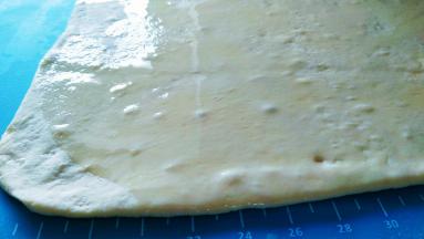 面团取出彻底排气，擀成较薄的大片。