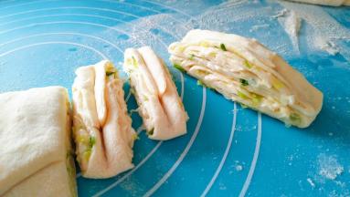 在切成等量的剂子，剂子中间用筷子压一下。