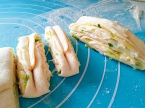 在切成等量的剂子，剂子中间用筷子压一下。