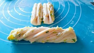 两个剂子叠罗起来，再拧一下。