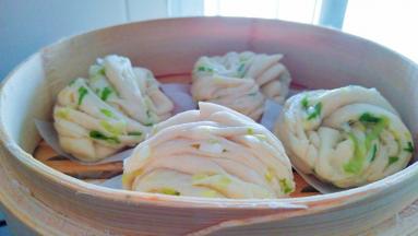 花卷放入蒸笼里，铺上蒸纸防粘，醒发10分钟左右。