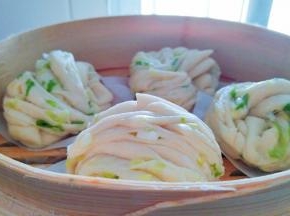 花卷放入蒸笼里，铺上蒸纸防粘，醒发10分钟左右。