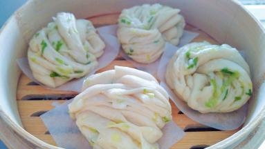 醒发后的花卷成双倍大，大火烧开水，水开后上锅蒸10分钟，断火后闷3分钟左右即可出锅。