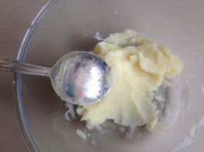 土豆去皮蒸熟压成泥