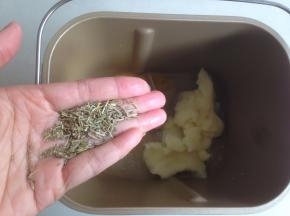 倒入糖、盐和什香草