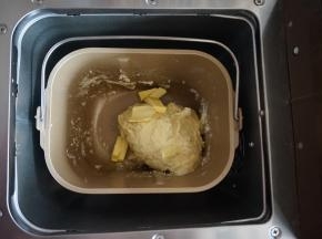 选择和面3分钟，加入切成小块的黄油