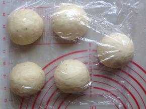 发酵好的面团轻压排气，分成5等份，盖保鲜膜松驰15分钟