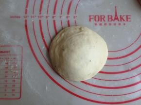 用手掌压成四周薄，中间厚的圆形