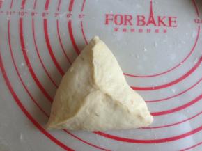 翻面，光滑面朝下，捏成三角形