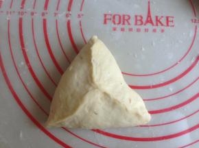 翻面，光滑面朝下，捏成三角形