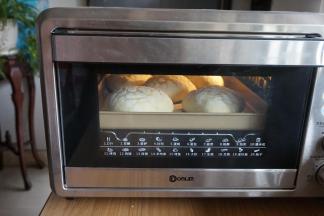 放入已经预热到170度的烤箱中下层，烘烤18分钟