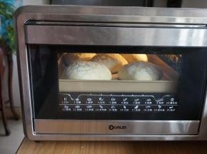 放入已经预热到170度的烤箱中下层，烘烤18分钟