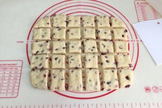 再用刀将面片切成合适大小的方块，摆入不粘烤盘内。