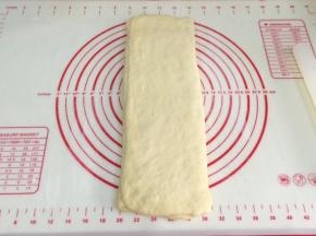 上下两侧分别向中间1/3处折叠，顺着上下方向擀长。