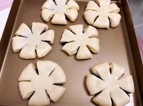 用剪刀剪成六份，中间不要剪断哦……
放入不通电的烤箱里进行二次发酵，记得一定放碗热开水在里面哦