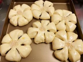 花心处撒上白芝麻