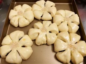 花心处撒上白芝麻