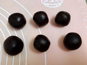 红豆沙称重滚圆备用