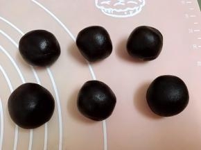 红豆沙称重滚圆备用