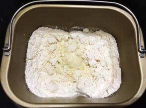 启动面包机揉面程序，揉至成团无干粉就可以了