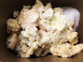 面包桶里放入辅料里的材料（红豆沙除外）冷藏发酵好的中种面团撕成小块放入，启动面包机揉面30分钟