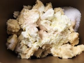 面包桶里放入辅料里的材料（红豆沙除外）冷藏发酵好的中种面团撕成小块放入，启动面包机揉面30分钟