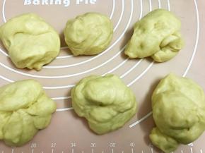 把面团平均分成六份