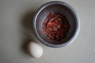 瘦肉切片，用油、盐调好味。家里没有皮蛋，就用鸡蛋了