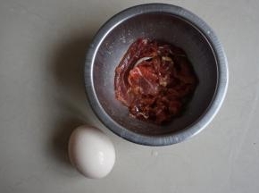 瘦肉切片，用油、盐调好味。家里没有皮蛋，就用鸡蛋了